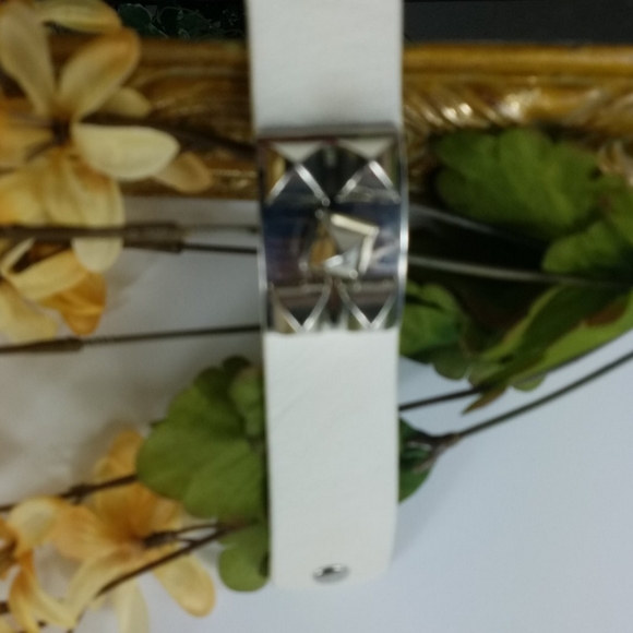 Fashion Jewelry, White and Silver snap bracelet - Picture 4 of 4